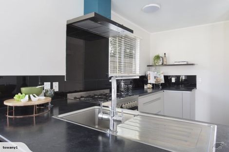 Photo of property in 1/20 Lambrown Drive, Totara Vale, Auckland, 0629