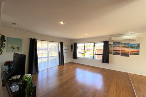 Photo of property in 12 Bosnyak Drive, Te Atatu South, Auckland, 0610