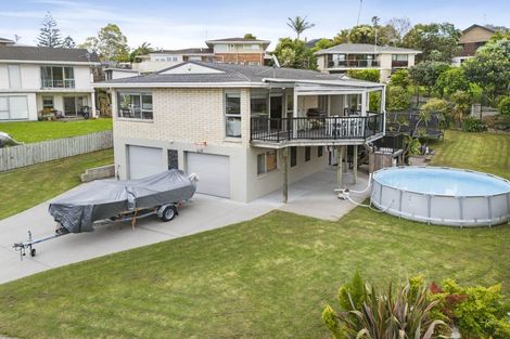 Photo of property in 12 Tanglewood Place, Cockle Bay, Auckland, 2014