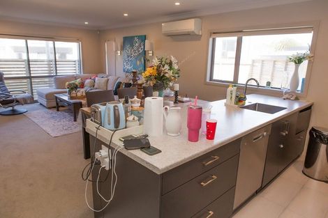 Photo of property in 8 Brindle Way, Newlands, Wellington, 6037