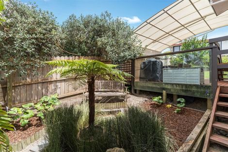 Photo of property in 1/70 Totaravale Drive, Totara Vale, Auckland, 0629