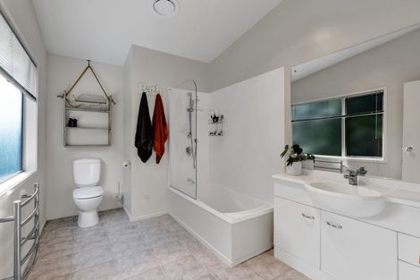 Photo of property in 10 Caledonia Place, Highlands Park, New Plymouth, 4312