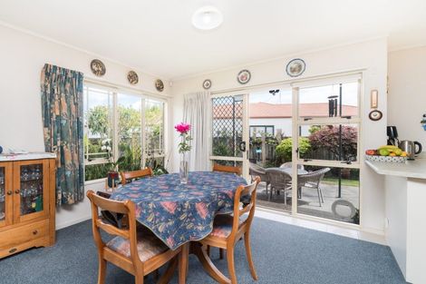 Photo of property in 18 Dalfield Place, Highbury, Palmerston North, 4412