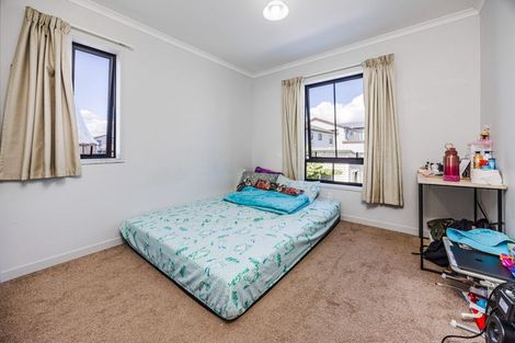 Photo of property in 35 Becker Drive, Weymouth, Auckland, 2103