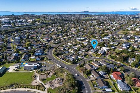 Photo of property in 2/8 Sevilla Place, Unsworth Heights, Auckland, 0632