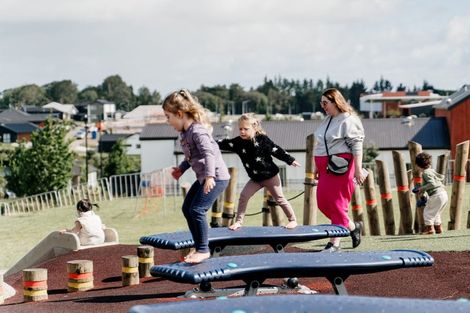 Photo of property in 47 Metoriti Crescent, Karaka, 2124