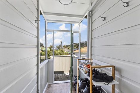 Photo of property in 1/139 Queens Drive, Lyall Bay, Wellington, 6022
