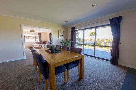 Photo of property in 12 Ron Place, Fitzherbert, Palmerston North, 4410