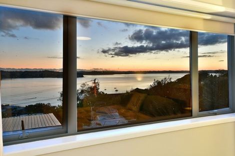 Photo of property in 3 Roberts Road, Tindalls Beach, Whangaparaoa, 0930