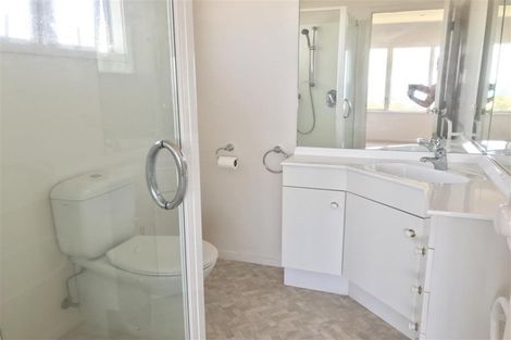 Photo of property in 5 Shearwater Rise, Rothesay Bay, Auckland, 0630