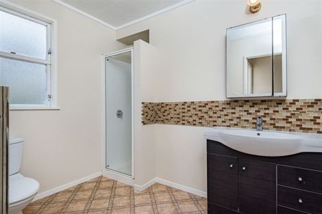 Photo of property in 61 Easton Park Parade, Glenfield, Auckland, 0629