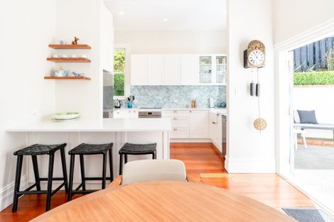 Photo of property in 33 Grove Road, Kelburn, Wellington, 6012