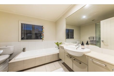 Photo of property in 25 Bridgefield Crescent, Flat Bush, Auckland, 2016