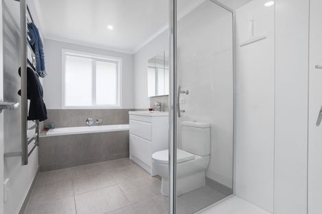 Photo of property in 4 Sir Lincoln Drive, Kumeu, 0810