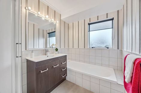 Photo of property in 13 Bridgehead Cove, West Harbour, Auckland, 0618