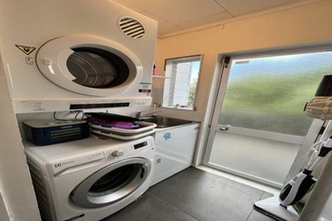 Photo of property in 1/22 Fernlea Rise, Bayview, Auckland, 0629