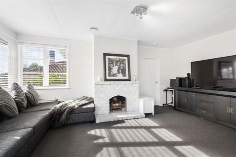Photo of property in 83 Onewa Road, Northcote, Auckland, 0627