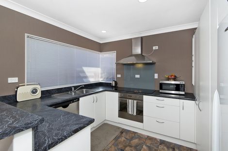 Photo of property in 2/27 Queen Street, Papakura, 2110