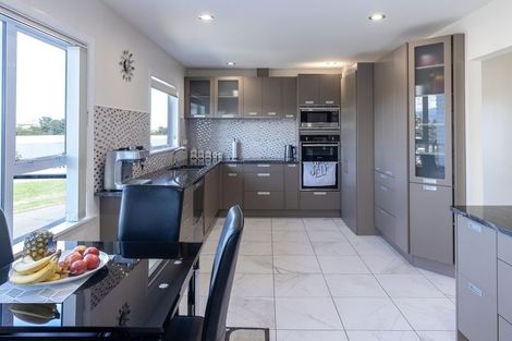 Photo of property in 91 Akaroa Drive, Maupuia, Wellington, 6022