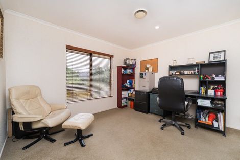 Photo of property in 54 Cashmere Drive, Fitzherbert, Palmerston North, 4410