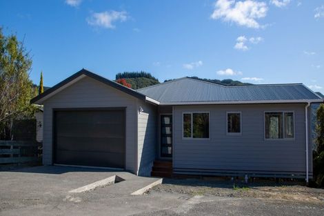 Photo of property in 102 Emerald Hill Drive, Birchville, Upper Hutt, 5018