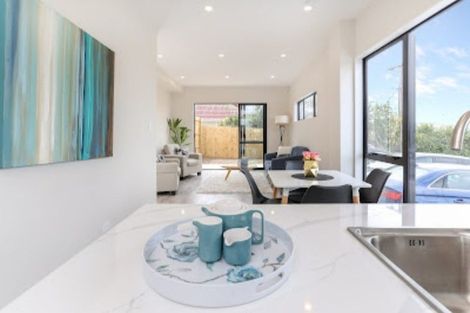 Photo of property in 1/8 Hepburn Road, Glendene, Auckland, 0602