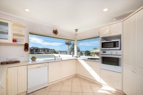 Photo of property in 28 San Bernadino Drive, Henderson, Auckland, 0612