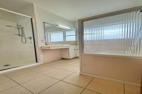 Photo of property in 25 Ellesmere Crescent, Pakuranga Heights, Auckland, 2010