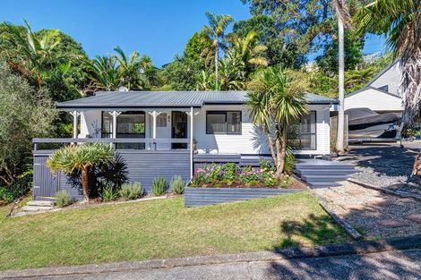 Photo of property in 2/8 Heatherleigh Rise, Northcross, Auckland, 0632