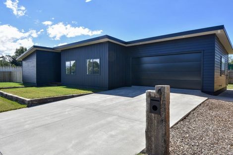 Photo of property in 4 Macrocarpa Lane, Carterton, 5713