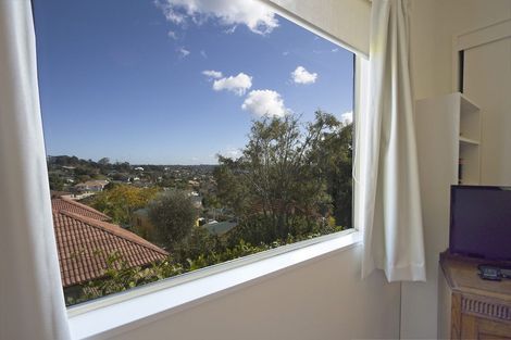 Photo of property in 2/30 Sunset Road, Unsworth Heights, Auckland, 0632