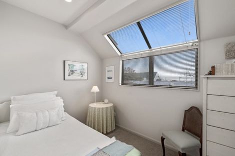 Photo of property in 2/64 Onewa Road, Northcote, Auckland, 0627