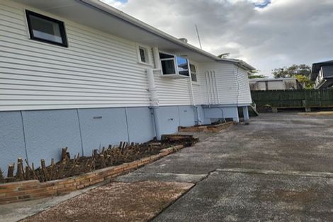 Photo of property in 4 Beazley Place, Glendene, Auckland, 0602