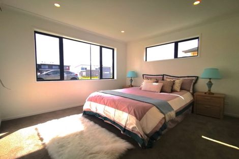 Photo of property in 12 Ropere Street, Kumeu, 0810