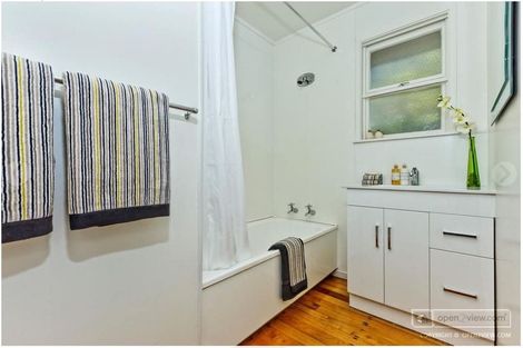 Photo of property in 2/4 Kowhai Road, Campbells Bay, Auckland, 0630