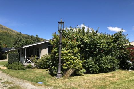 Photo of property in 3 Mckibbin Place, Arrowtown, 9302