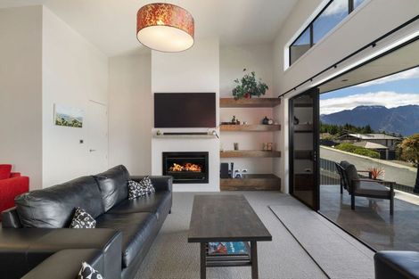Photo of property in 70 Wynyard Crescent, Fernhill, Queenstown, 9300