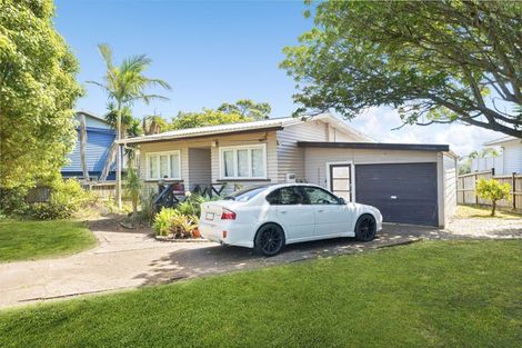 Photo of property in 50 Hobsonville Road, West Harbour, Auckland, 0618