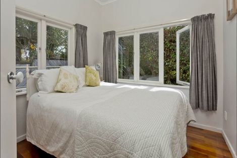 Photo of property in 1/160 East Coast Road, Forrest Hill, Auckland, 0620