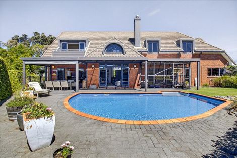 Photo of property in 28 Connemara Court, West Harbour, Auckland, 0618