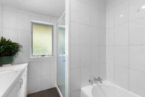 Photo of property in 8 Mackinnon Terrace, Sunshine Bay, Queenstown, 9300