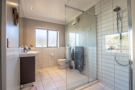 Photo of property in 17 Bluewater Place, Paraparaumu, 5032