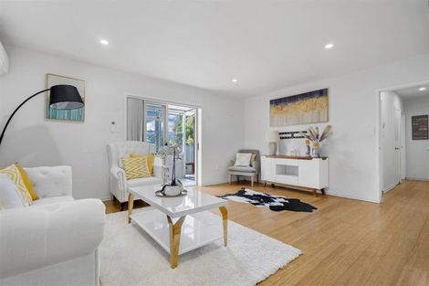 Photo of property in 2/3 Barron Drive, Green Bay, Auckland, 0604