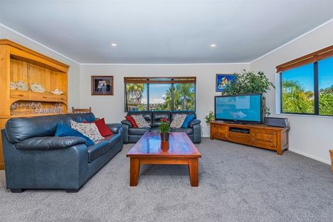 Photo of property in 2/1 Bass Street, West Harbour, Auckland, 0618