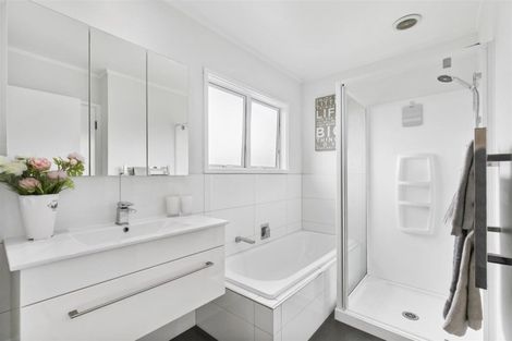 Photo of property in 2/6 Strabo Place, Windsor Park, Auckland, 0632