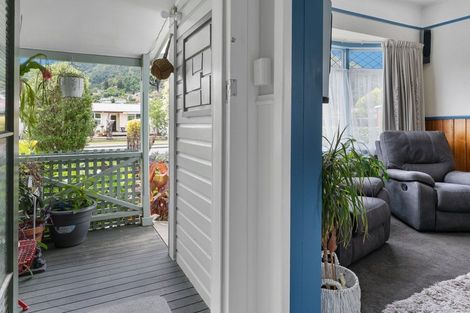 Photo of property in 35 York Street, Picton, 7220