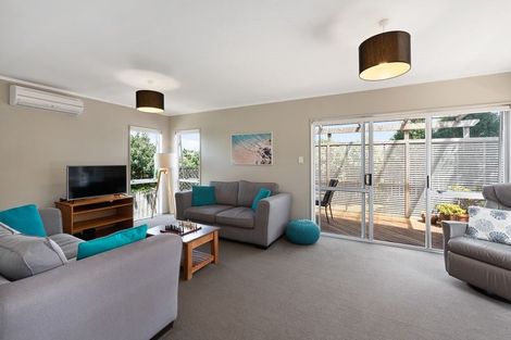 Photo of property in 1/76 Totaravale Drive, Totara Vale, Auckland, 0629