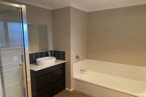 Photo of property in 12 Mcewen Crescent, Riverstone Terraces, Upper Hutt, 5018