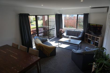 Photo of property in 4 Bosnyak Drive, Te Atatu South, Auckland, 0610