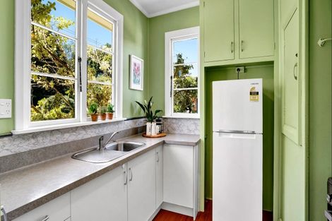Photo of property in 32 Victoria Road, New Plymouth, 4310